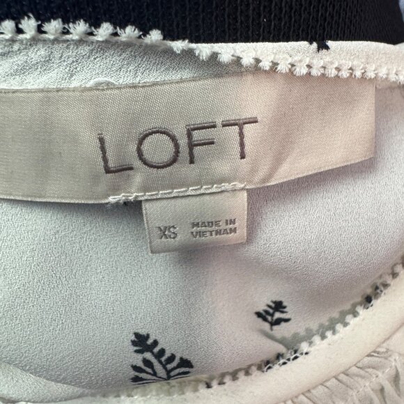 Sleeveless Loft Blouse  Size Xs White & Black Floral Patterned Rayon Polyester - Picture 6 of 7